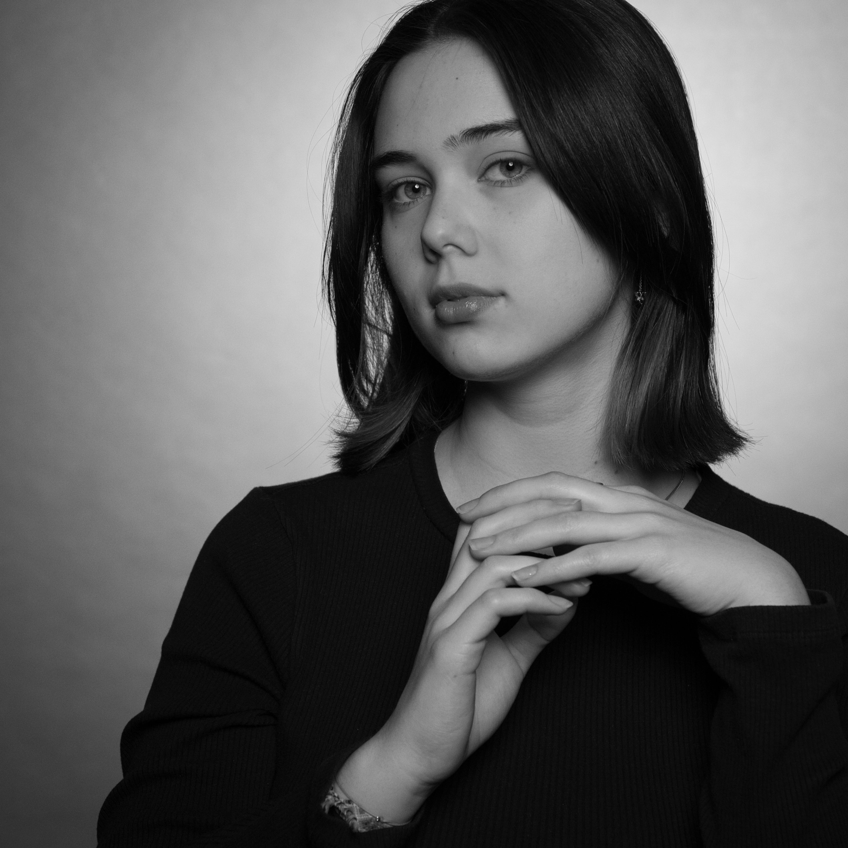 Studio Portrait von Lena Lorenz in schwarz-weiß, mit der Loop Light Lichttechnik fotografiert