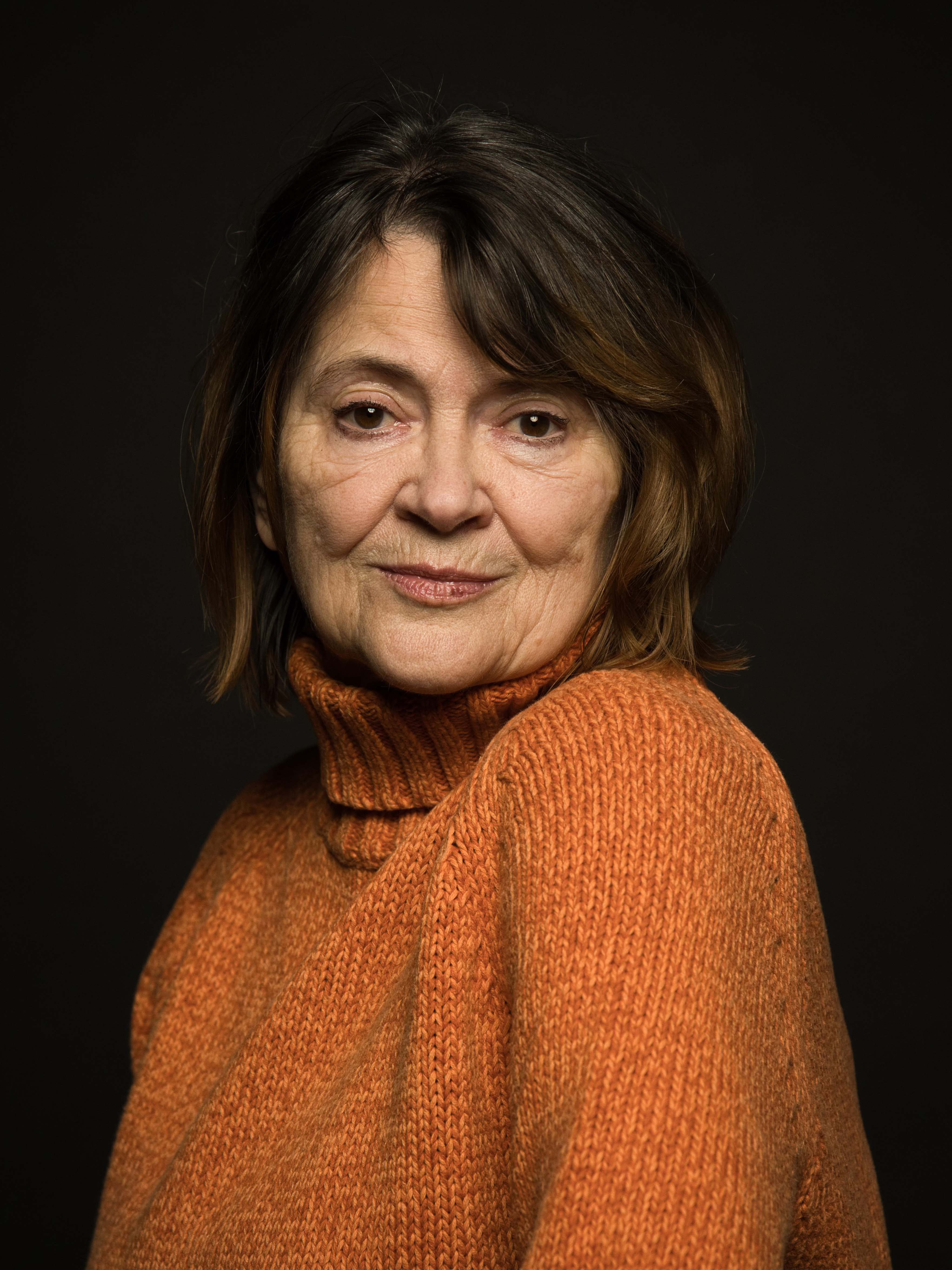 charakter Porträt im Studio einer attraktiven Frau reifen Alters, beleuchtet mit der Paramount Lichttechnik