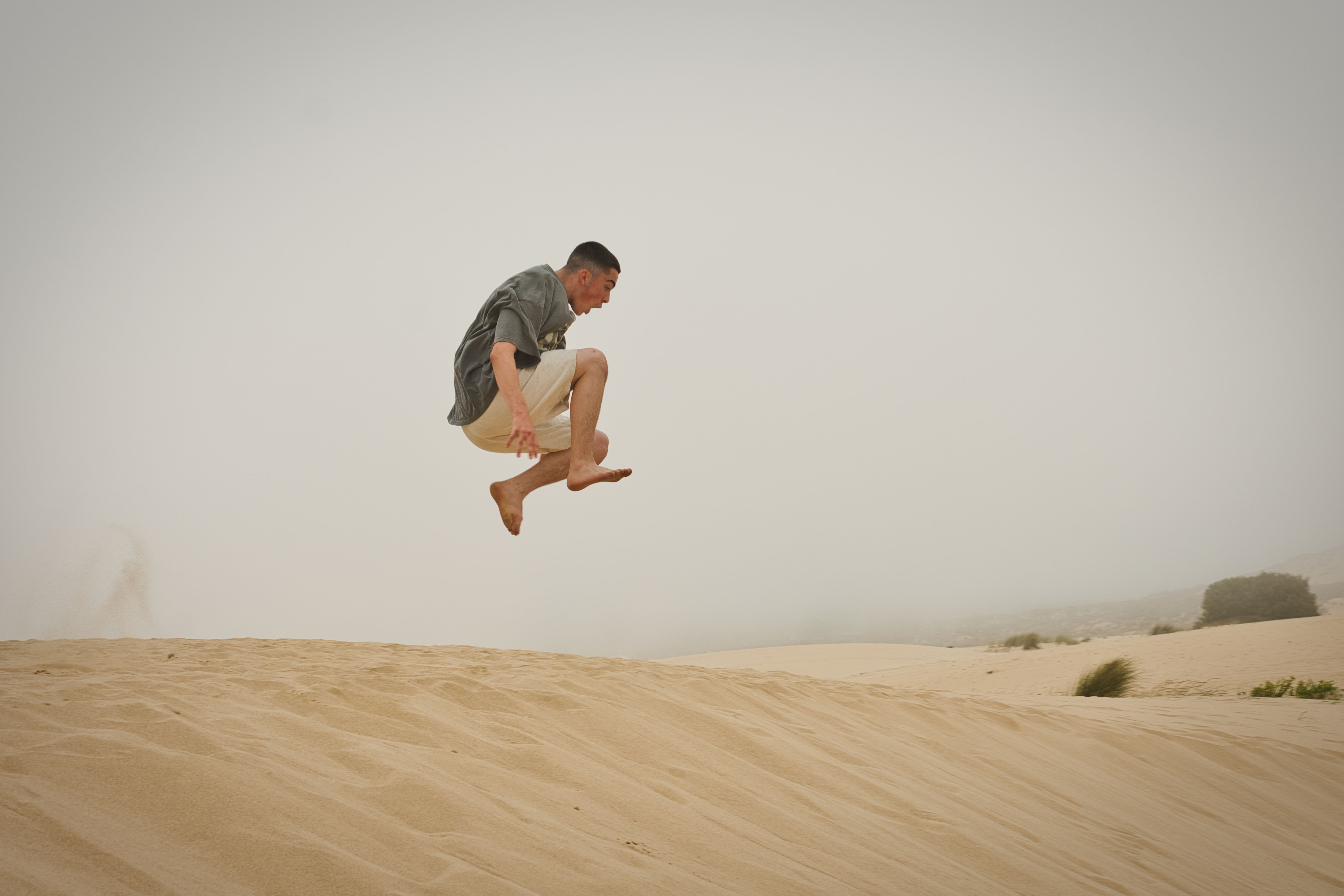 Lorenz Dietrich fliegt über eine Düne in Portugal