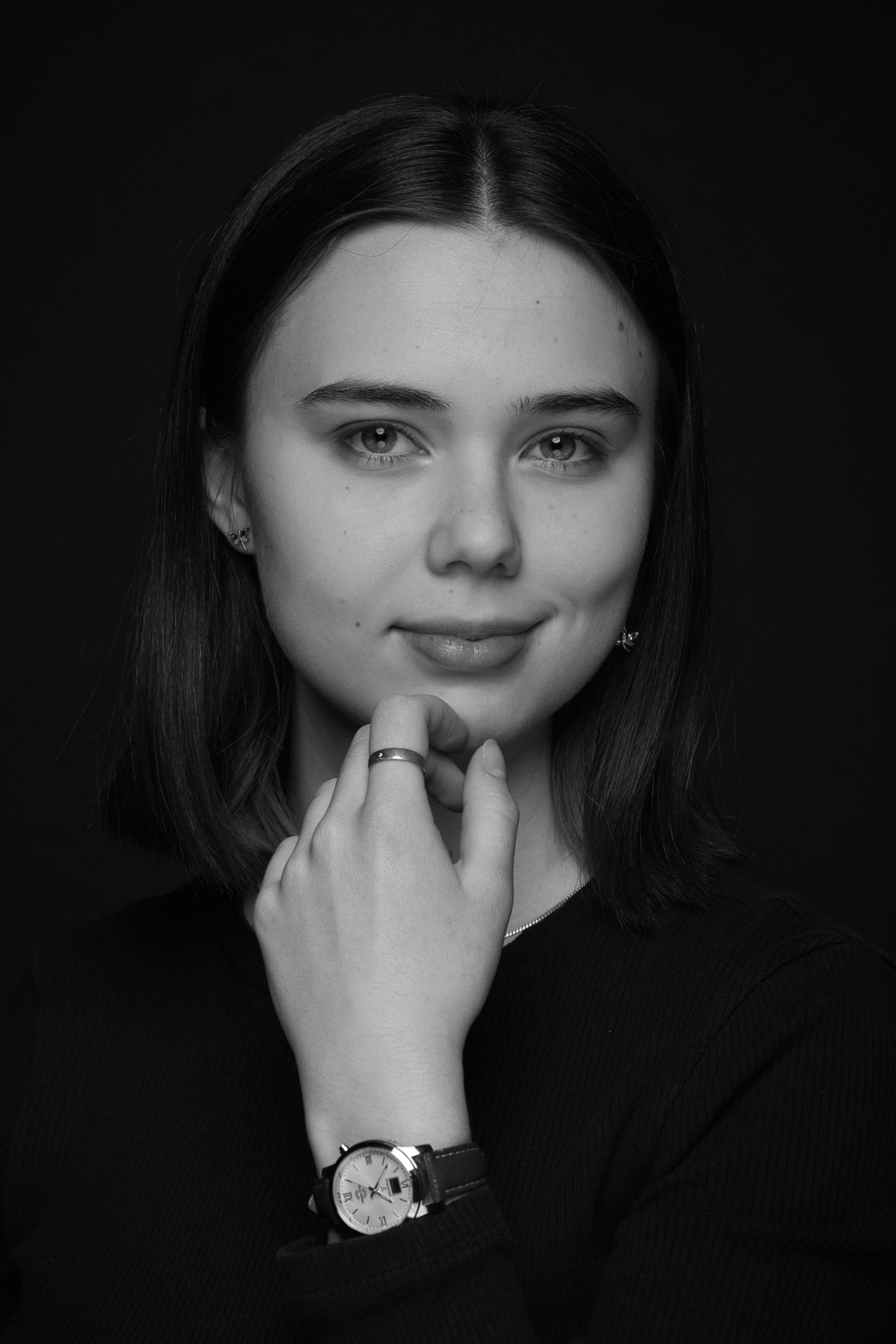 Porträt einer lächelnden jungen Frau, fotografiert im Studio und beleuchtete mit der Clamshell Lichttechnik