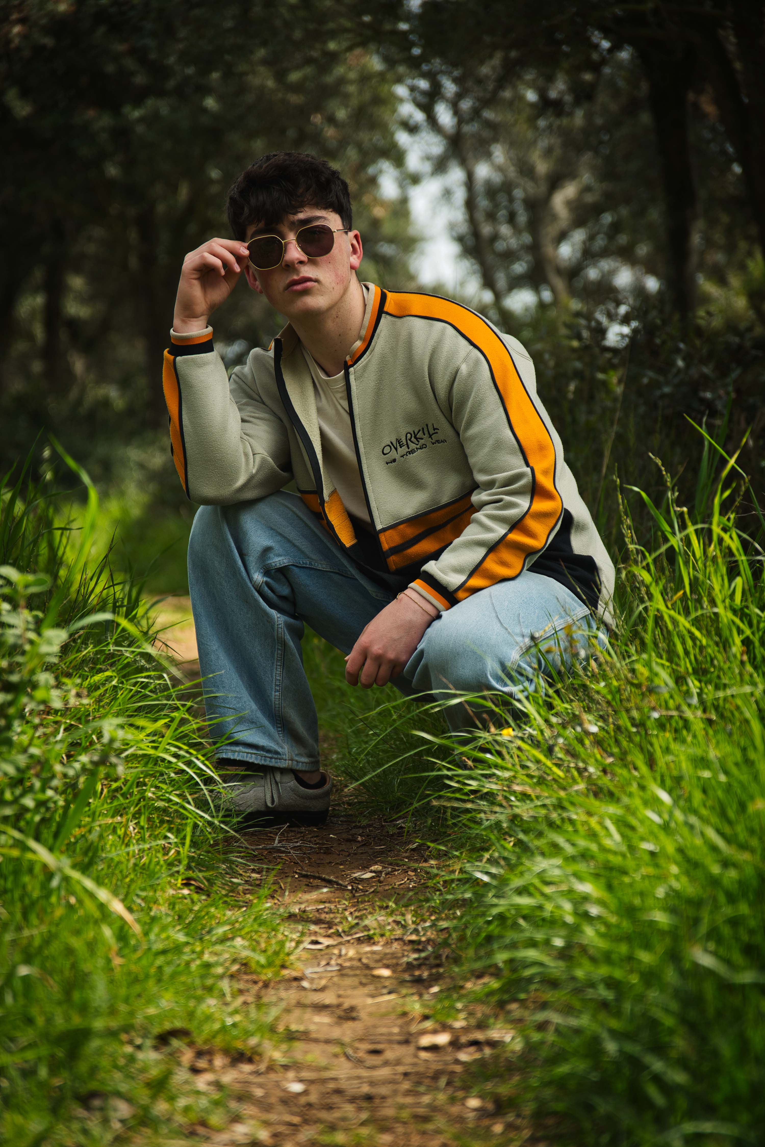 Fashion Fotoshooting mit Lorenz Dietrich, Streetwear und Sonnenbrille in der Natur