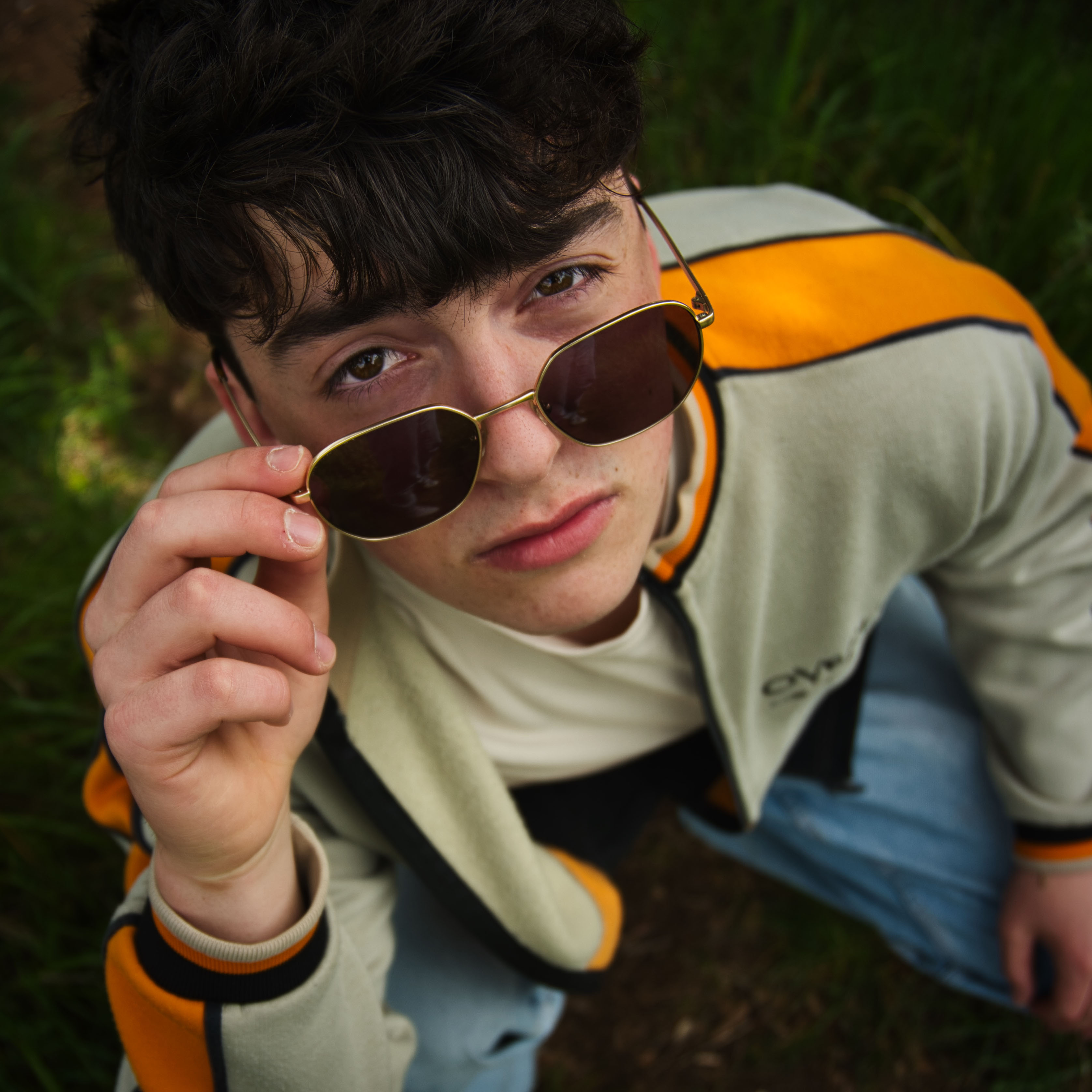 outdoor Fashion Portrait von Lorenz Dietrich mit Sonnenbrille in Linz