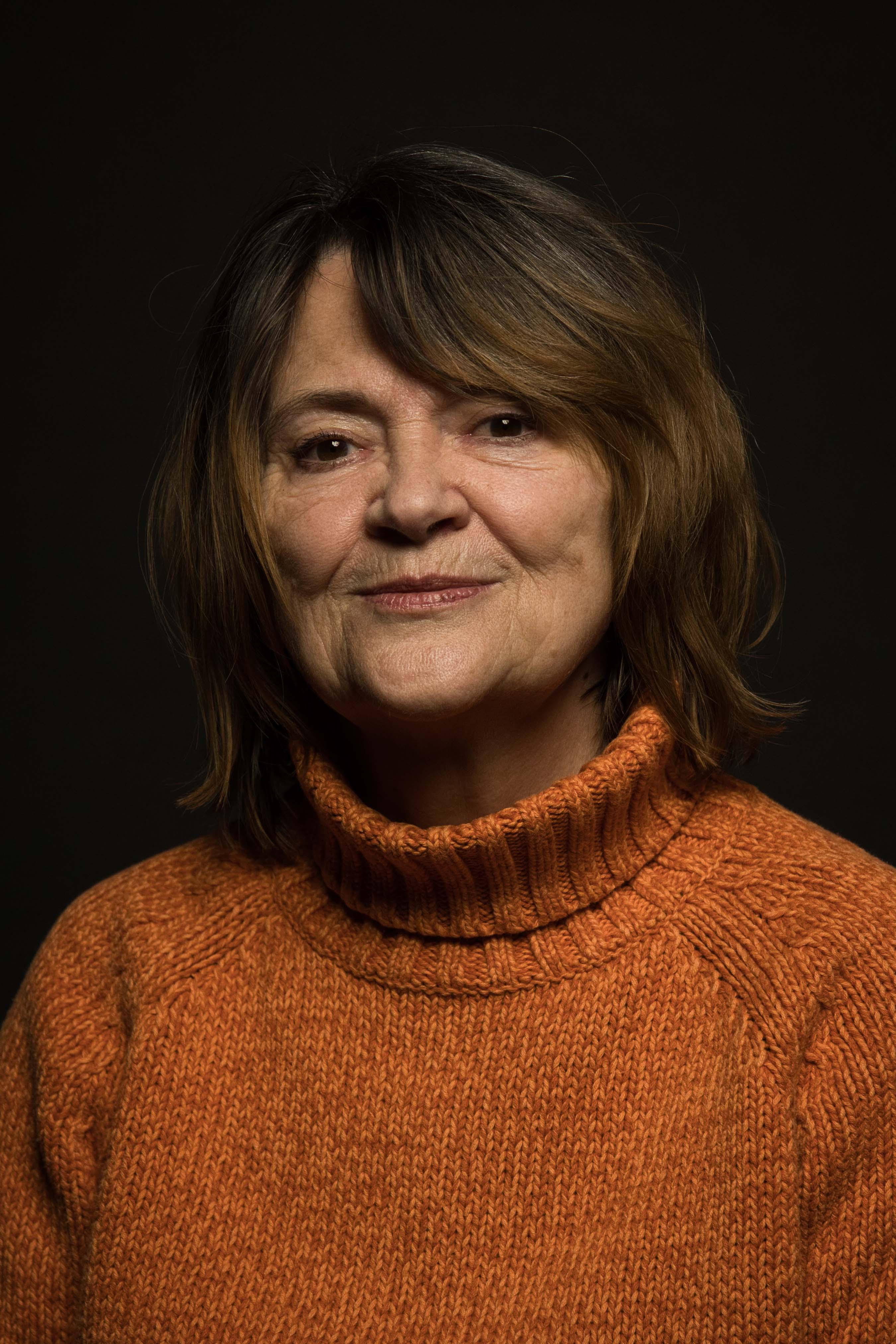 Oma lächelt mit Blick in die Kamera, Studioporträt in Linz