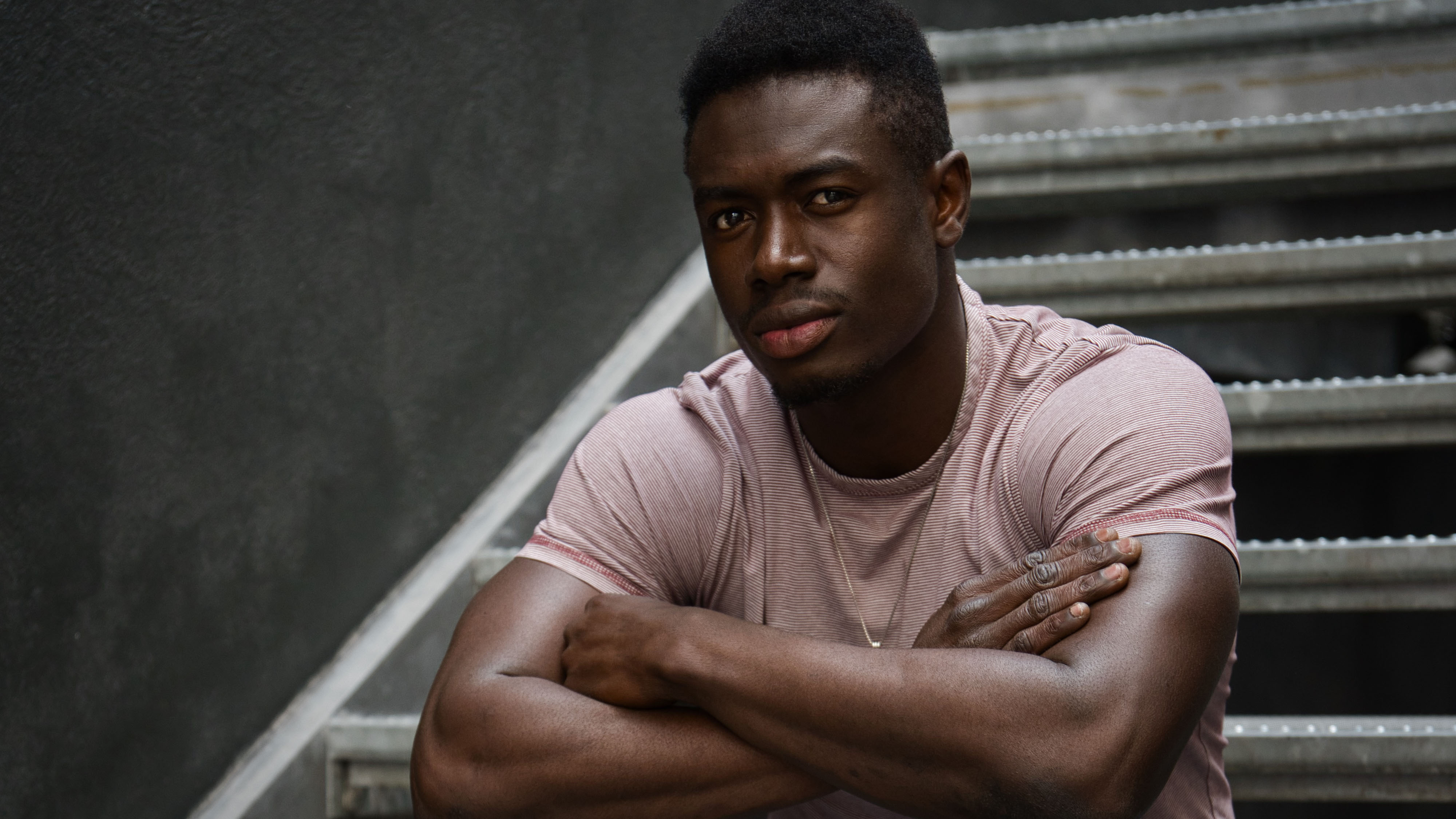 italienischer Schauspieler Morr Ndiaye sitzt auf einer Stiege, Crossing Europe Linz