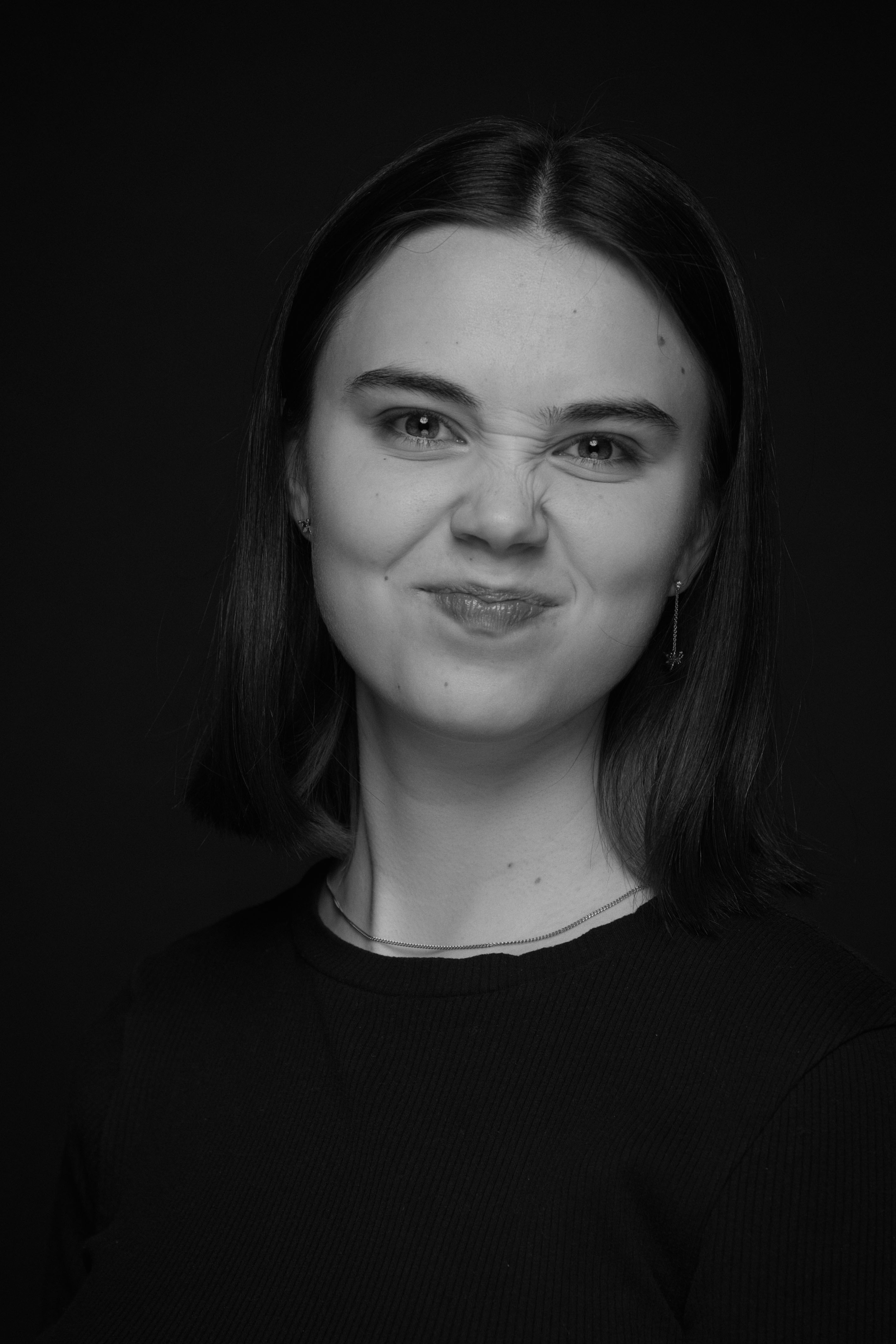 charakter Porträt in Schwarzweiß von Lena Lorenz im Studio, beleuchtet mit dem Clamshell Licht