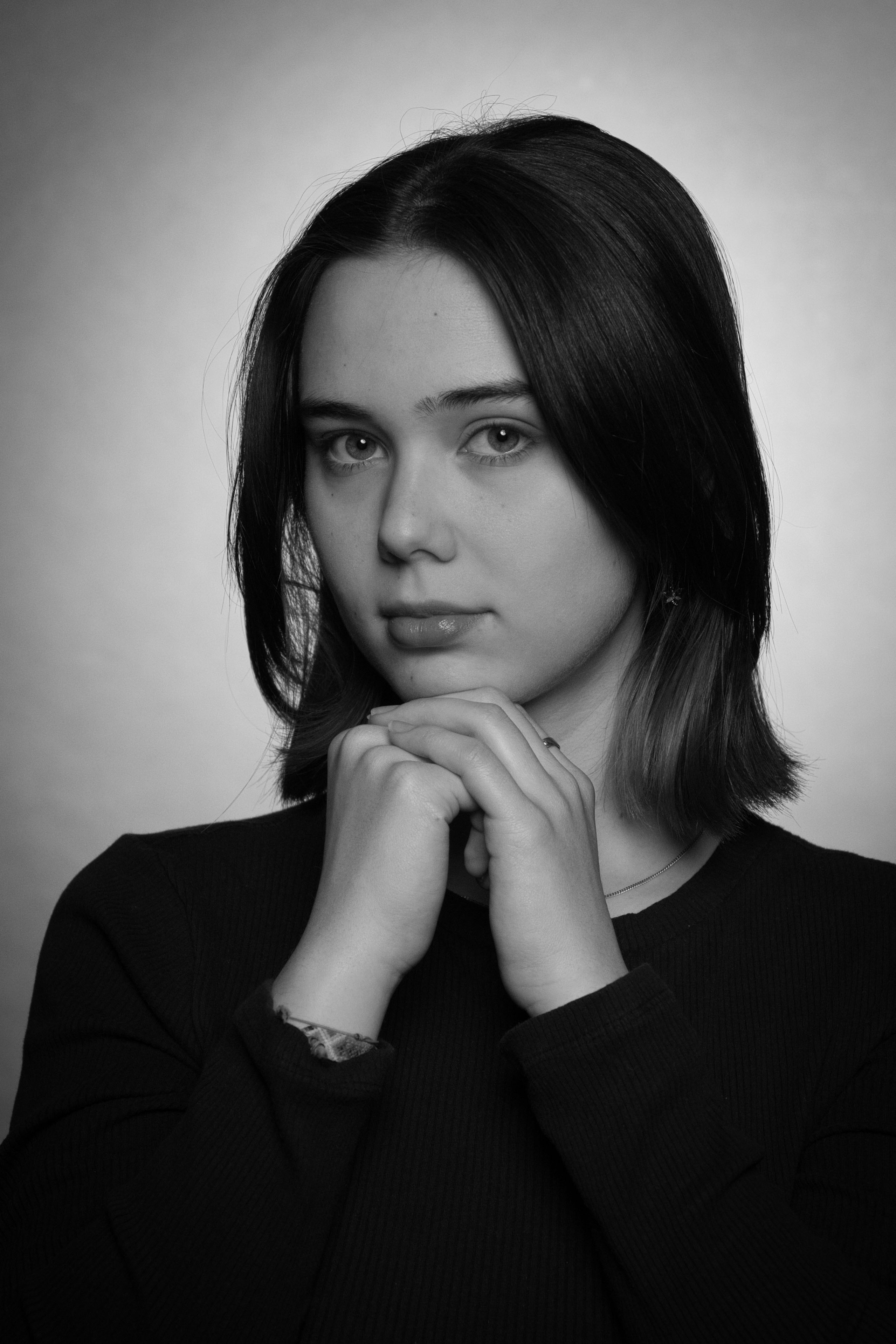 schwarzweiß Porträt von Lena Lorenz im Studio, fotografiert mit Loop-Licht