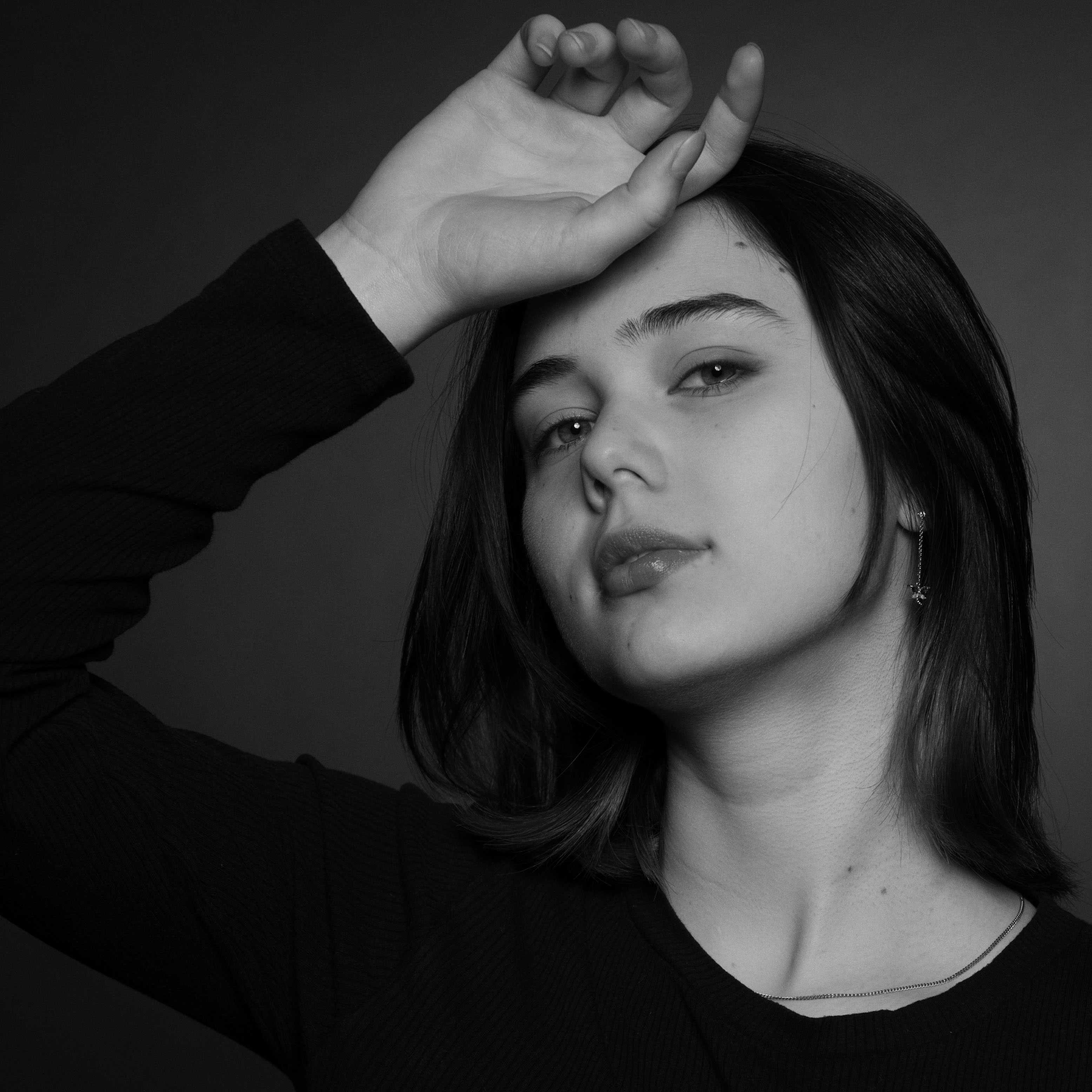 ausdrucksstarkes schwarzweiß Studio Porträt von Lena Lorenz, fotografiert mit der Clamshell Light Lichttechnik