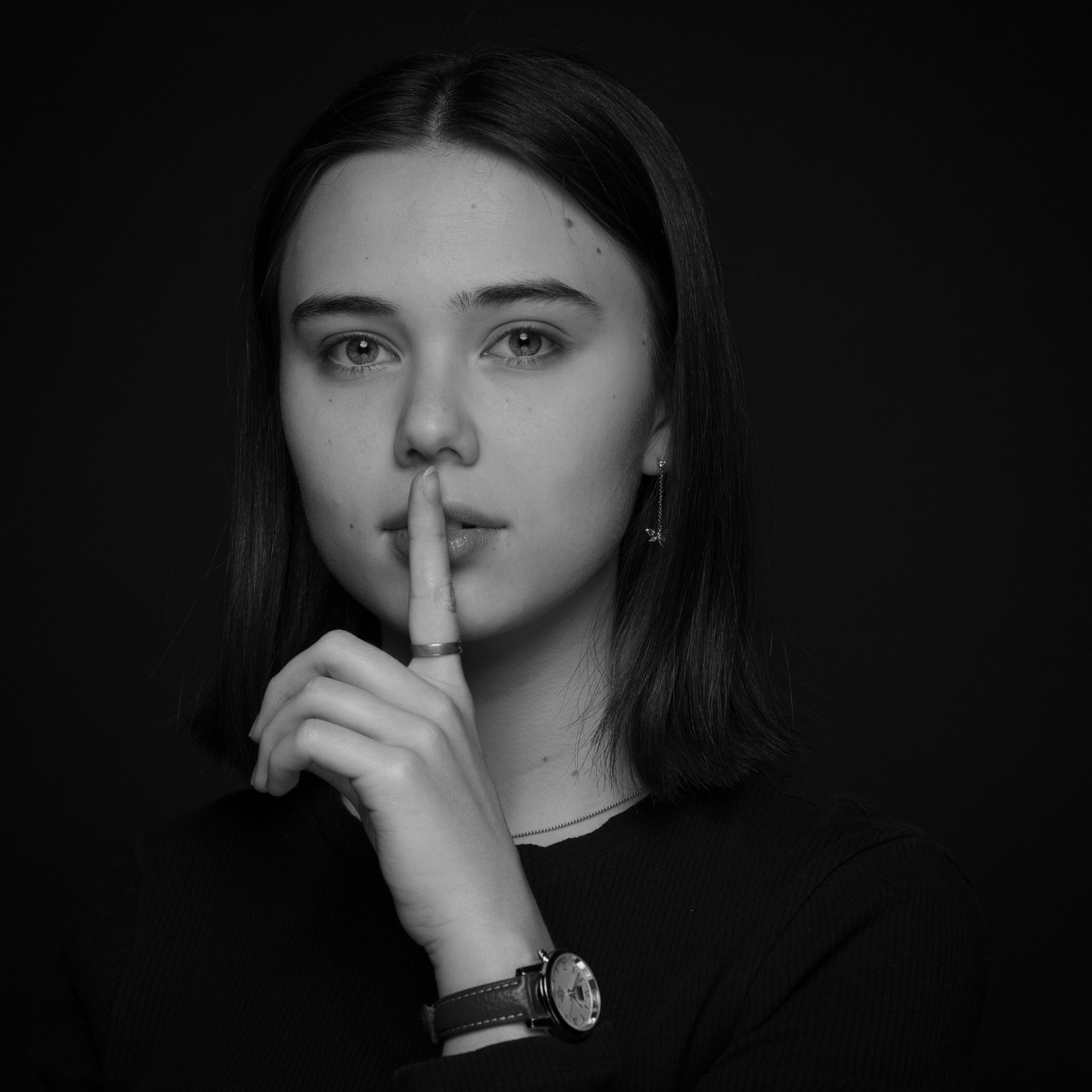 natürliches Studio Porträt von Lena Lorenz in Schwarzweiß, mit der Clamshell Lichttechnik beleuchtet