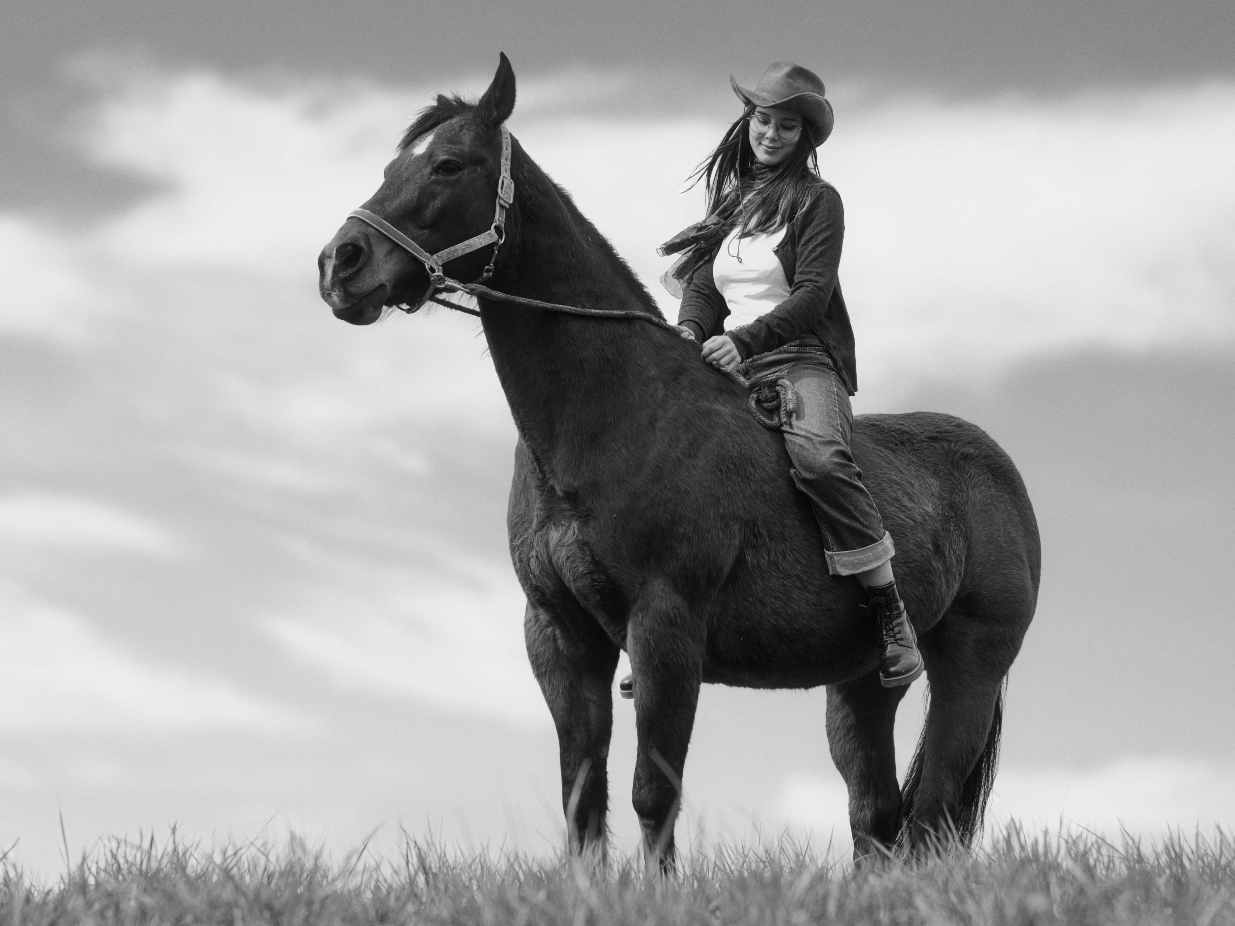 Portrait im Western-Style, Lena Lorenz auf schwarzem Pferd